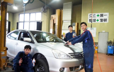 クルマのキズ消し、コーティングを行いピカピカにします。