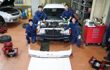 ボデー部品の交換や取り付け時の調整を行います。