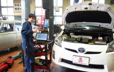 クルマの故障している箇所を探し修理します。