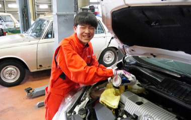 ブレーキを作動させるための液を交換します。