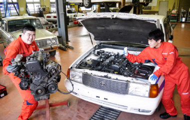 クルマに積んであるエンジンを取り外した後、もう一度取り付けます。