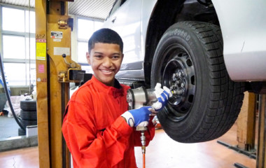 季節に合わせたタイヤを選び交換します。