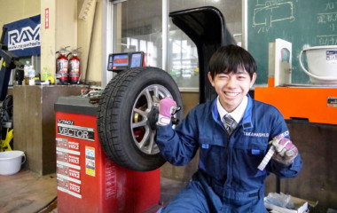 ホイールの回転を均一に調整します。