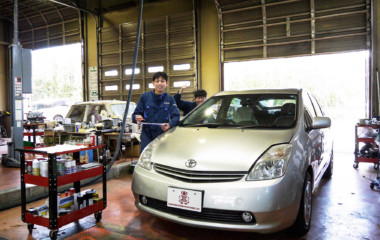 クルマを道路で走らせるため検査を行います。