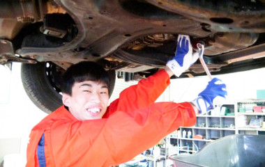 エンジンを潤滑させるオイルを交換します。