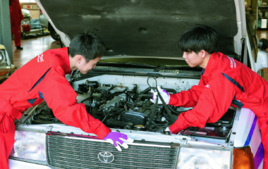 エンジンの消耗品であるベルトを交換します。