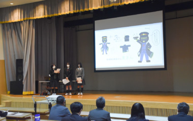 各班で企画したスイーツを商品化するためにプレゼンを実施。