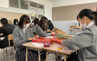 商品開発におけるパッケージデザインの一種として、ラッピング作成も実施。