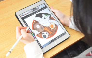 イラストレーター、フォトショップ、プレミアプロやiPadを使用し、イラストを描いたり写真を加工したりします。