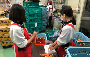 2年次に市内の企業で就業体験。実際にビジネスを体験し、将来を考える貴重な機会となります。