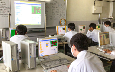 スクラッチやマイクロビットでプログラミングの基本を学びます。