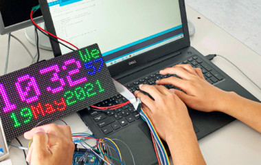 電子パーツを組み合わせ回路を作成します。