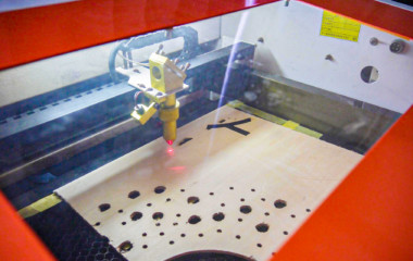 看板や表札などにレーザー加工を行い製品を作成します。