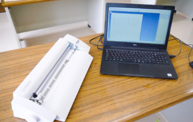 イラストレータを使い様々な製作物のデザインを行います。