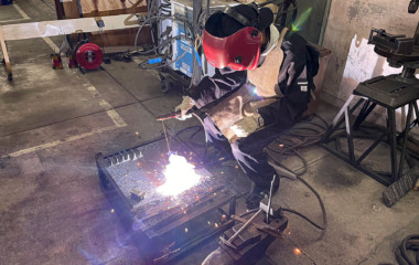 約6000℃の放電を利用した溶接を学びます。