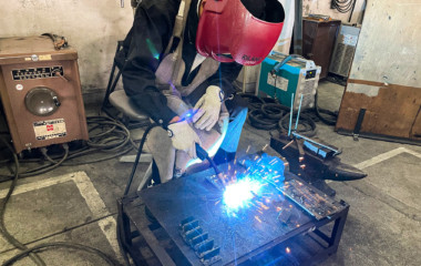 現場で多用されている機材を使用して溶接を学びます。