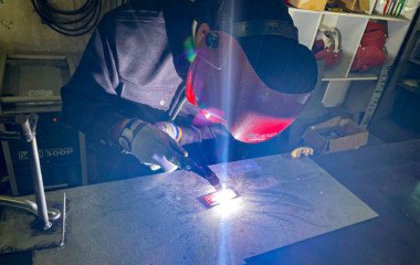 薄い鉄板の接合するための溶接を学びます。