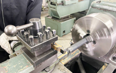 金属を削り部品を作成。また、プログラムで作動するNC旋盤も学びます。